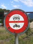 Panneau accès interdit aux catégories spécifiées vu en Suisse. © Sylvain 59