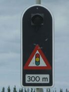 A17 1 Pays-Bas.jpg (27 kio) Panneau feu tricolore "encadré" avec signaux lumineux orange et indication de distance. © Mario Blaak