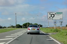 La D728 peu avant le rond-point avec la D728E.