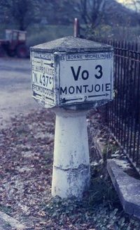 Une autre vue de la borne Michelin de Vaufrey. Elle a aujourd'hui disparu