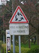 Ancien graphisme & ancien panonceau M9ab25 associé en place. © GPS Nico