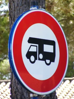 AUA SIGNALETIQUE - Cartello 'Sosta Vietata Ai Camper' In Vinile Adesivo, Diametro 130 Mm, Prodotto In Francia