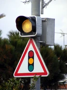 A17 1.jpg (401 kio) Panneau A17 avec feu d'alerte de type R1, en place à St Cyprien (66). © Hugom08