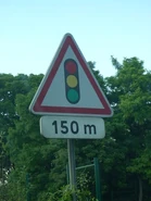 A17 4.jpg (27 kio) Modèle actuel accompagné d'un panonceau de distance, à Saint-Denis (93). © GPS Nico