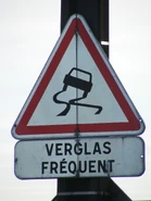 DSCF5322.jpg (446 kio) Panneau A4 et panonceau M9z avec volet mobile d'occultation à Charleville-Mézières (08). © Hugom08