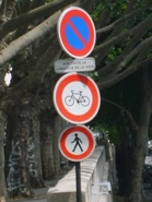 Panneau actuel couplé à un panneau de type B9b. © GPS Nico