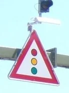 A17 Suisse.jpg (8 kio) Panneau feu tricolore accompagné d'un feu d'alerte clignotant. © Marcel Monterie