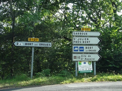 Exemple d'utilisation du panneau D21a à droite et du panneau D21b à gauche.