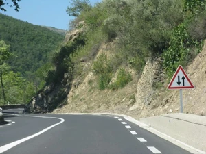Exemple d'utilisation du panneau A18 à la fin d'une section à 2x2 voies  © Mario Blaak