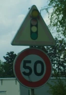 A17 8.jpg (86 kio) Panneau actuel abîmé avec feu d'alerte. © GPS Nico