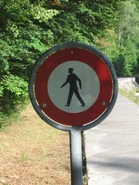 Panneau accès interdit aux piétons vu en Suisse © Sylvain 59