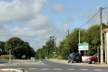 La D728 aux feux tricolores du carrefour avec la D733.