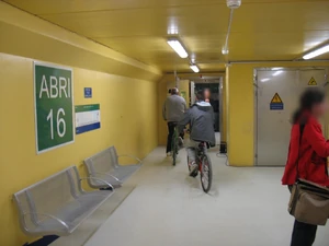 Un des 16 abris de sécurité, permettant également la liaison entre le tube de circulation et la galerie de sécurité.