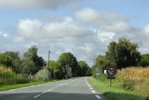 La D728 au lieu-dit la Feuillée, peu avant la Clisse.