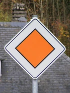 Panneau route prioritaire en Belgique. ©Hugom08