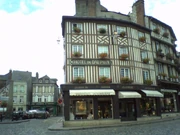 L'hotel du Dauphin, à Honfleur, sur les derniers mètres de la RN180 historique