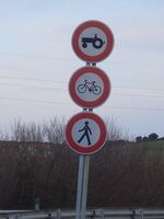 Exemple d'utilisation en association avec d'autres panneaux de type B9 à l'entrée des autoroutes ou voies express