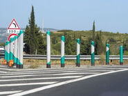 Balise J14b à 12 éléments cylindriques en place à la bifurcation A61/A9 © Hugom 08