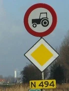 Panneau route prioritaire associé à un cartouche route nationale (jaune!) et à un panneau indiquant une route interdite aux engins agricoles. © Mario Blaak