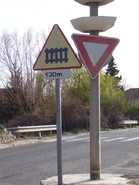 Panneau ancien d'annonce de passage à niveau avec panonceau de distance © Biscott