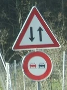 Panneau annonçant une circulation à double sens accompagné d'un panneau interdiction de doubler. © Marcel Monterie