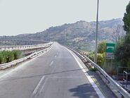 Viaduc de Caldo (Viadotto Caldo), à la sortie du Tunnel de Segesta. © Google Maps