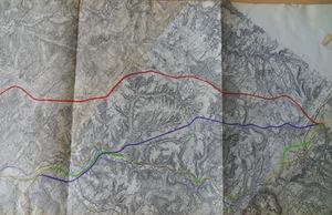 Amélioration de la RN6 entre Auxerre et Avallon.En bleu : tracé retenu par la Décision Ministérielle du 27-6-1936 entre Cravant et La Cerce.En vert : améliorations de tracé retenues en 1942 par la vallée de la CureEn rouge, proposition de "Route des Plateaux" en 1954