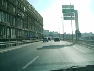 L'ex-A55 en viaduc passait très près des immeubles.