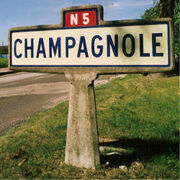 Panneau Michelin d'entrée de Champagnole. © Johan Schulé