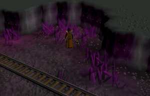 Um jogador na mina com cristais roxos