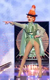 Queen of Your Hometown Look – Medway