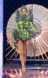 Queen of Your Hometown Look – Kent