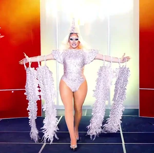 VenusCarangiShowgirlLook