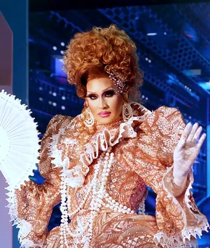 AngelinaBeeExtElegLook1