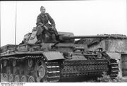 Bundesarchiv Bild 101I-748-0089-10, Russland, Soldat auf Panzer III J