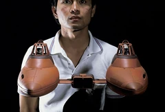 Нило Родис-Джамеро с моделью облачного автомобиля