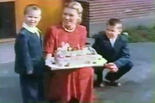 Пэт Фрейли (слева) на своё трёхлетие