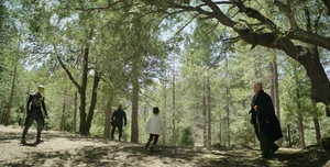 Нокру и его приспешники окружают Лею