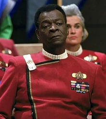 Брок Питерс в роли адмирала Картрайта.