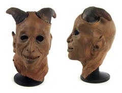 Маска Лабрии, хранящаяся у Боба и Кэти Бёрнсов