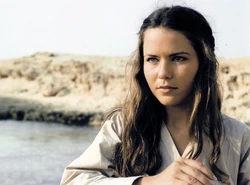 Ку Старк в роли Кэми на острове Джерба