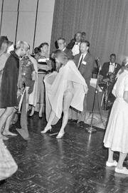 Ли Брэкетт на маскараде (1962)