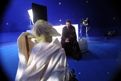 Кристиан Симпсон и Йода смотрят друг на друга