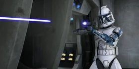 Денал стреляет из своего бластера DC-15S.