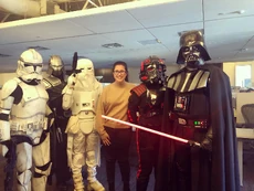 Кейтлин Салливан Келли с косплеерами в остинском отделении Bioware