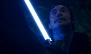 Сол держит меч у шеи безоружного противника.