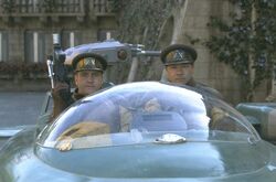 Двое гвардейцев Королевских сил на флэш-спидере.