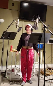 Элисон Корт за микрофоном