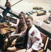 Fisher Eddon sitting.jpg (379 КБ) Кэрри Фишер и Трейси Эддон в рабских бикини.