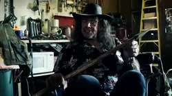 Питер Мейхью в роли дяди Клайда